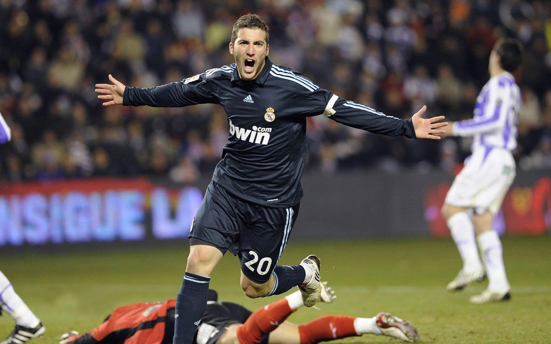 绿茵常青树谱写传奇，伊布领衔21世纪五大联赛最年长进球榜，AC米兰成不老传奇摇篮